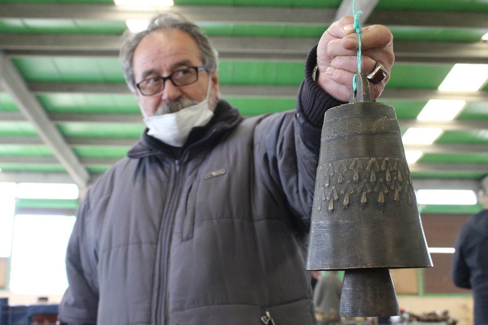Yüz Yıllık Deve Çanı Antika Pazarının Gözdesi Oldu