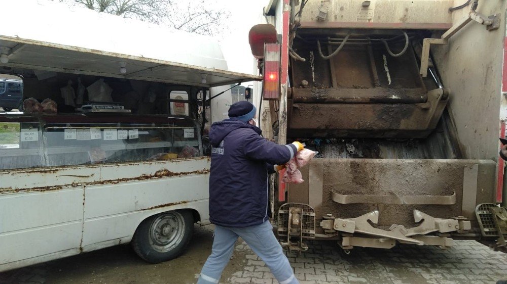 Pazar Yerinde Açık Satılan 85 Kilo Çiğ Et İmha Edildi