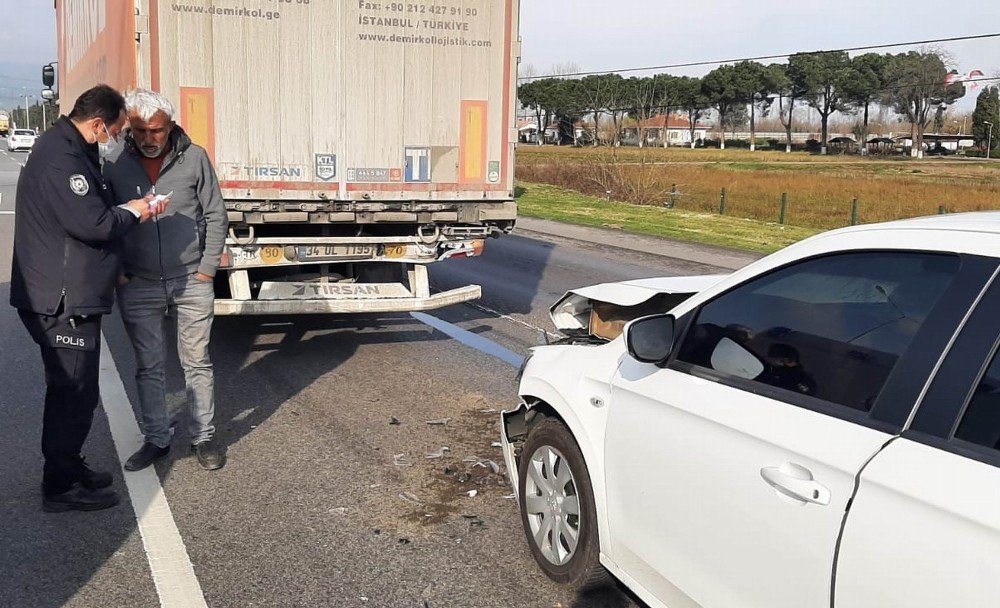 Samsun’da Otomobil Tıra Çarptı: 2 Yaralı