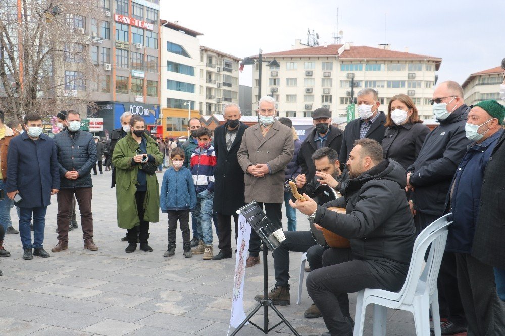 Dünyaca Ünlü Halk Ozanı Türküleriyle Anıldı