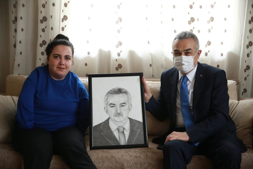 Ayağı İle Çizdiği Kara Kalem Portreyi Milletvekili Savaş’a Hediye Etti