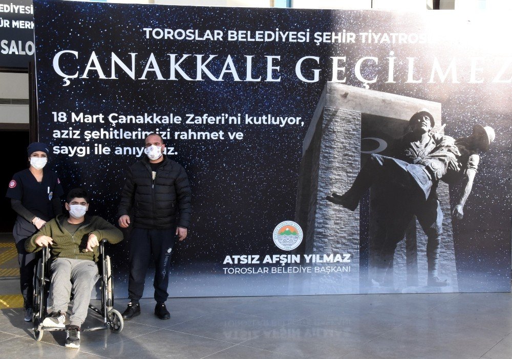 "çanakkale Geçilmez" Tiyatro Oyununun Özel Konuğu Engelli Mustafa Oldu