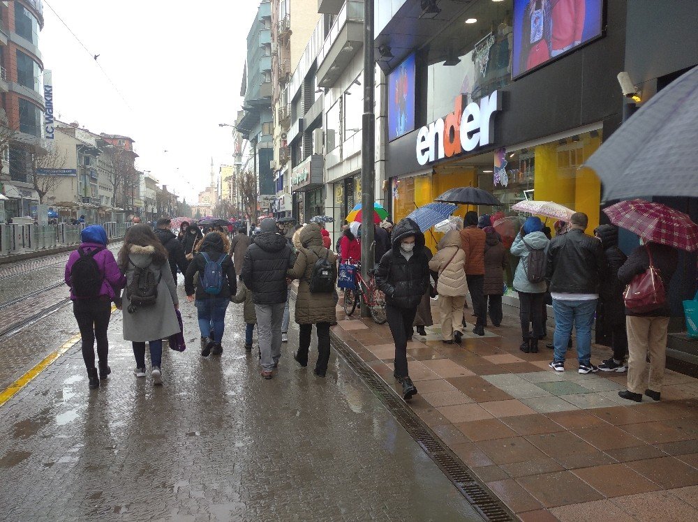 Yağan Yağmur Ve Bulaş Riski Bile Eskişehirlileri Alışverişten Alıkoyamadı