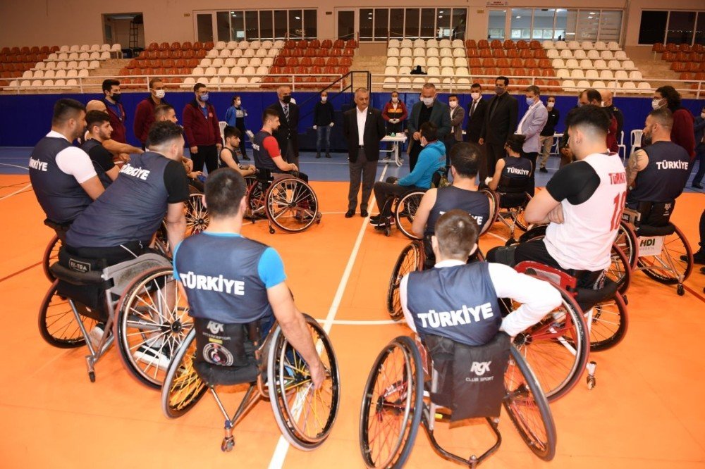 Vali Yazıcı Milli Sporcuları Yalnız Bırakmadı