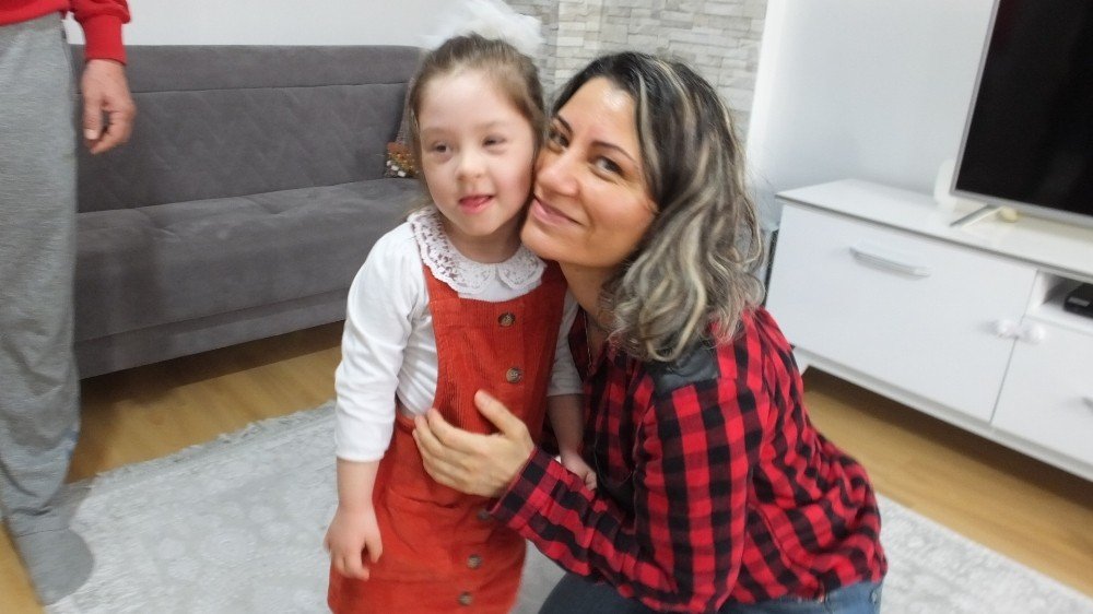 Balıkesir’de Öğretmen Karı Koca Down Sendromlu Kızlarını Konuşturmayı Başardı