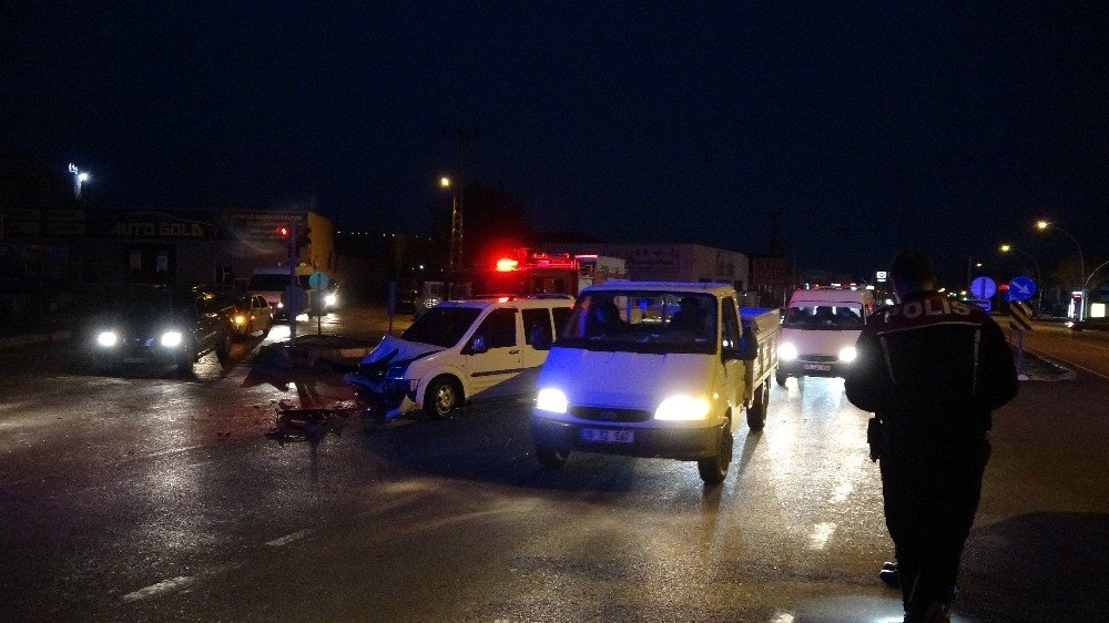 Otomobil Ve Ticari Araç Çarpıştı: 2 Yaralı