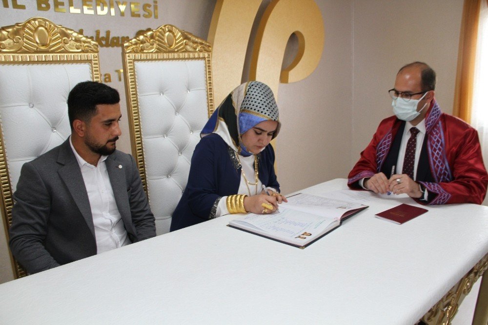 Kaymakam Türkmen, Genç Çiftin Nikahını Kıydı