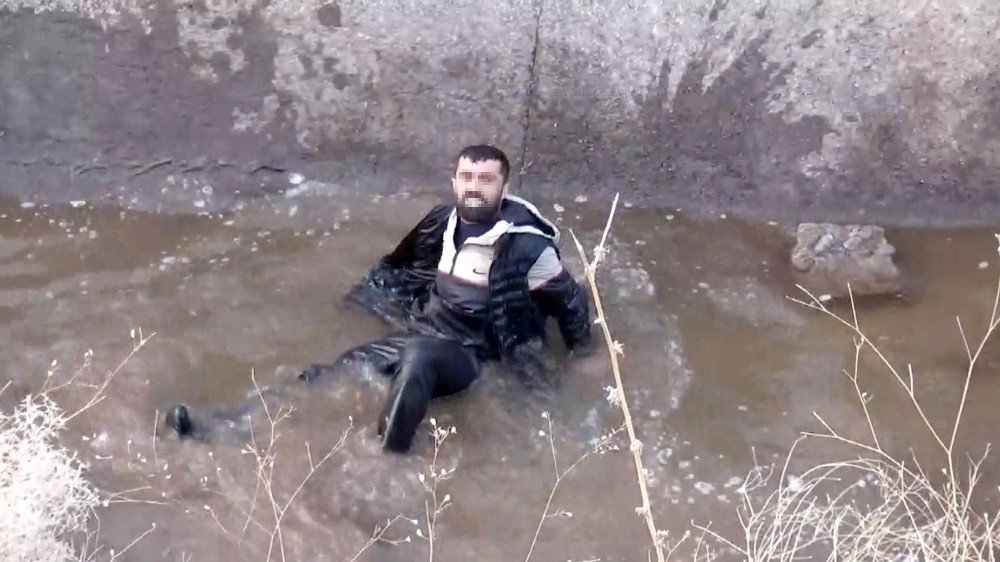 Aşırı Alkol Aldı, Sulama Kanalına Düşerek Sırılsıklam Islandı, Parasını Polise Sordu