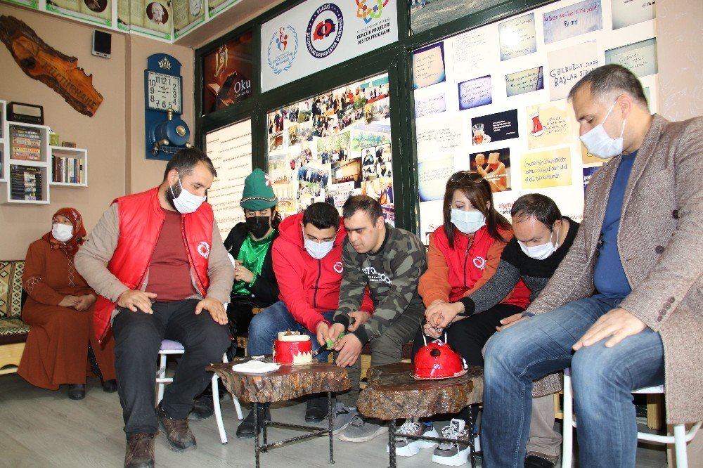 Down Sendromlu İki Arkadaşa Doğum Günü Sürprizi