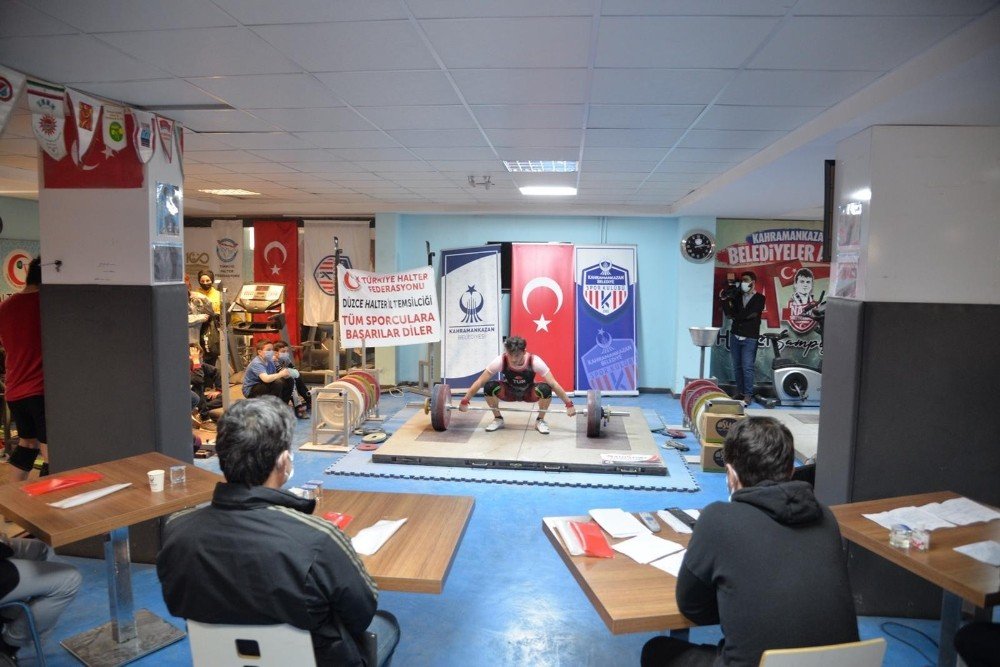 Genç Halterciler Şehitler İçin Podyuma Çıktı