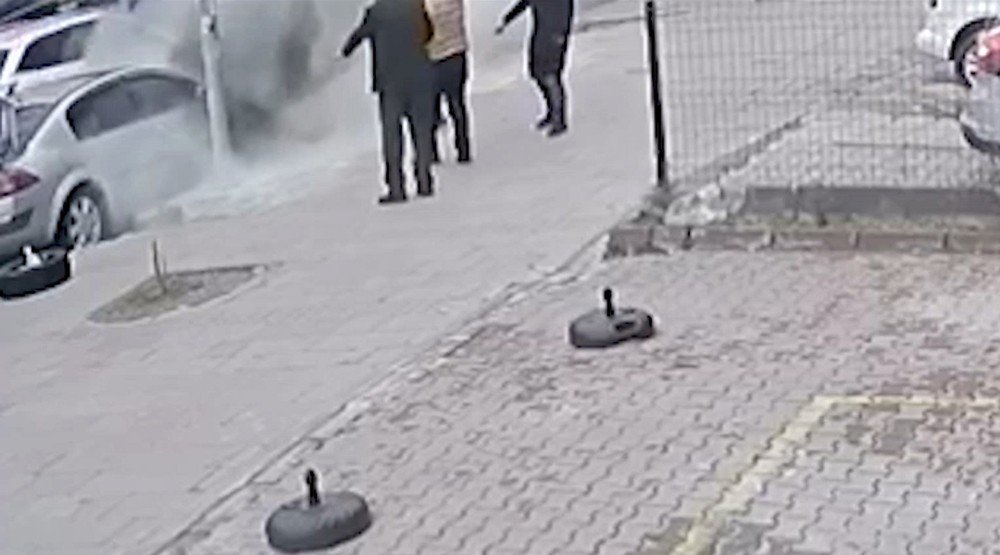 Otomobil Bir Anda Alev Aldı, O Anlar Güvenlik Kamerasına Yansıdı
