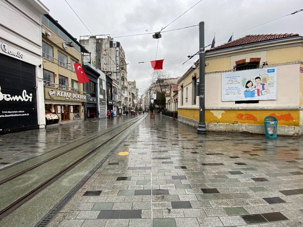 Sokağa Çıkma Kısıtlamasında Yollar Ve Meydanlar Boş Kaldı