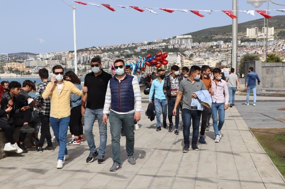 Kuşadası’nda Vatandaşlar Sahile Akın Etti
