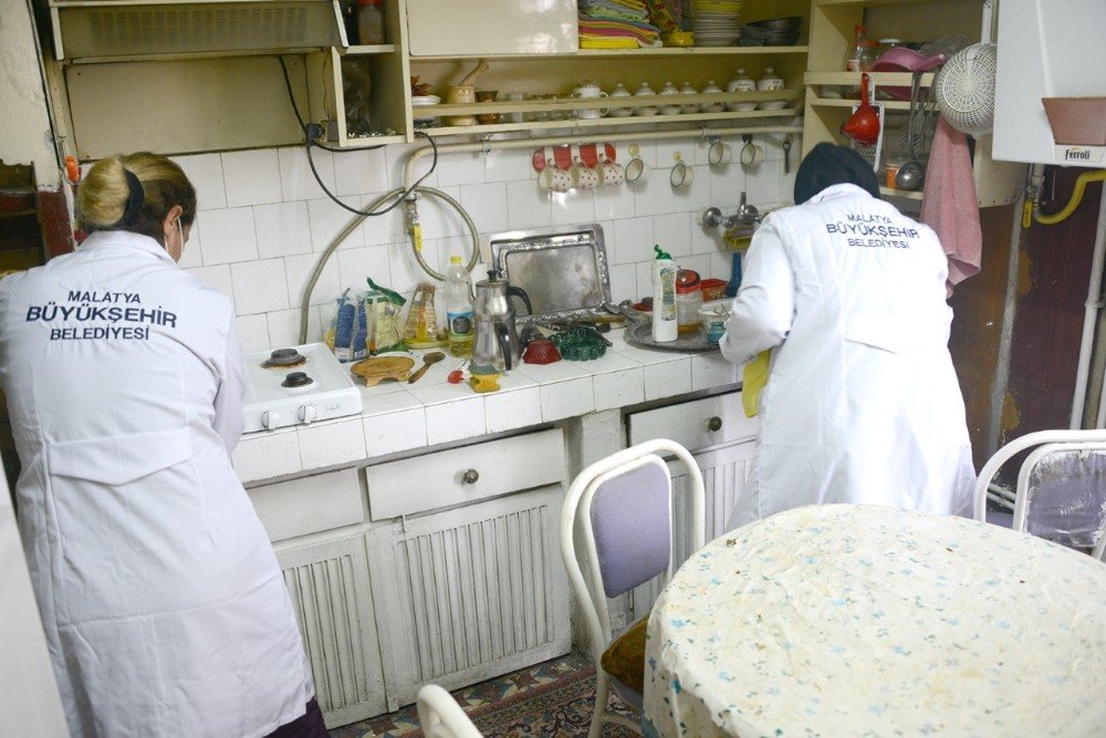 Malatya Büyükşehir’den Kimsesiz Ve Yaşlılara Temizlik Hizmeti