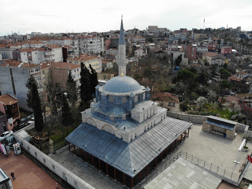 Kazasker İ̇vaz Efendi Camii Farklılıklarıyla Dikkat Çekiyor