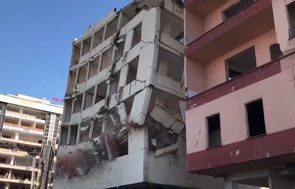 Rize’de Yıkımı Süren Binalar Kağıttan Yapılmış Kuleler Gibi Yıkılıyor