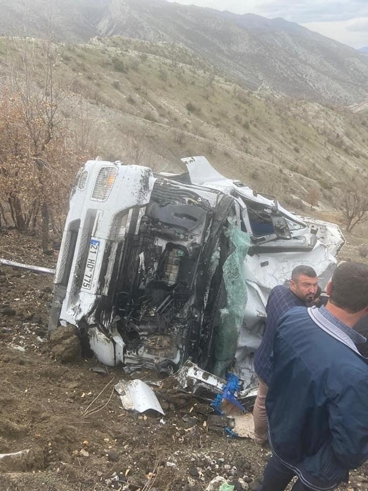 Şırnak’ta Kömür Yüklü Tır Şarampole Yuvarlandı: 1 Yaralı