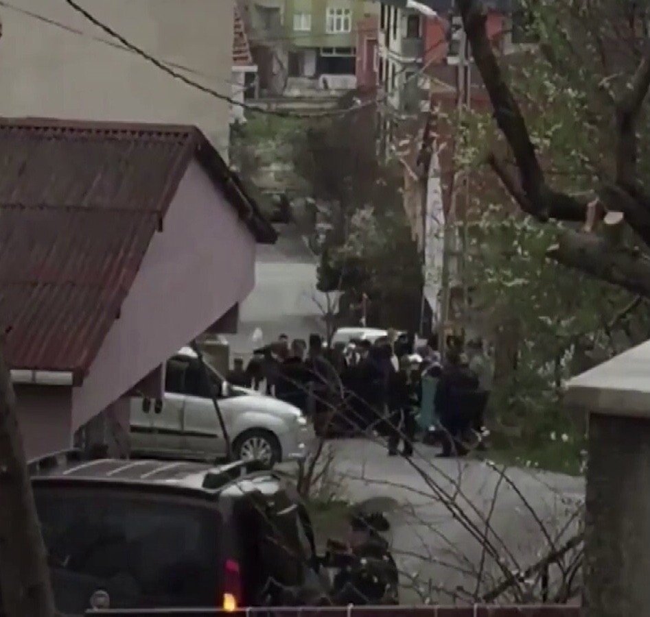 İ̇stanbul’da Pes Dedirten Görüntü: Korona Tedbirlerini Hiçe Sayıp Yol Ortasında Halay Çektiler