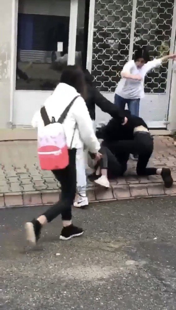 Genç Kızın Yere Yatırılıp Tekme Tokat Dövüldüğü Anlar Kamerada