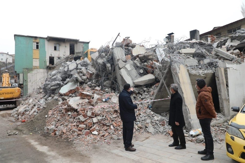 Bitlis Deresi’nin Üstündeki İş Yerlerinin Yıkımı Sürüyor