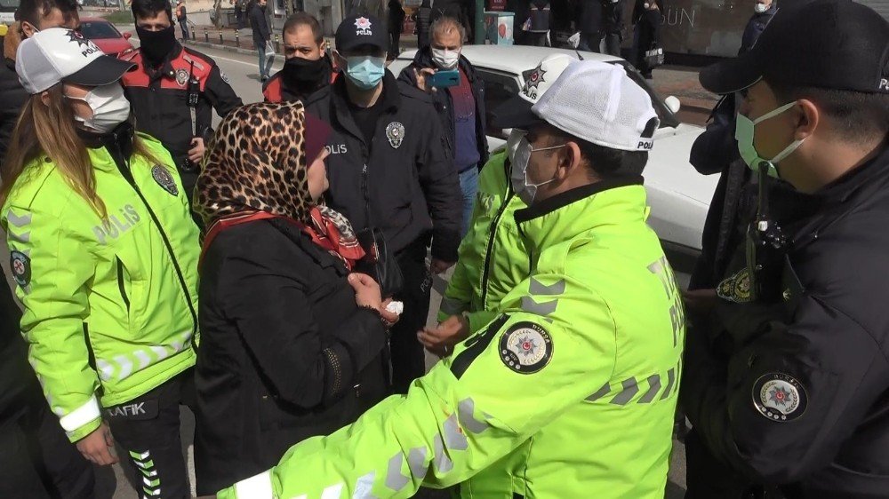 Bursa’da Bankaya Maskesiz Alınmayan Anne-kız Ortalığı Birbirine Kattı