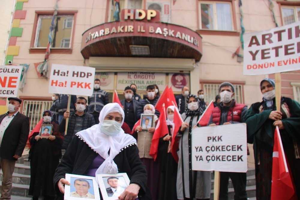 Yürümekte Güçlük Çeken Anne, 2 Çocuğu İçin Evlat Nöbetine Katıldı
