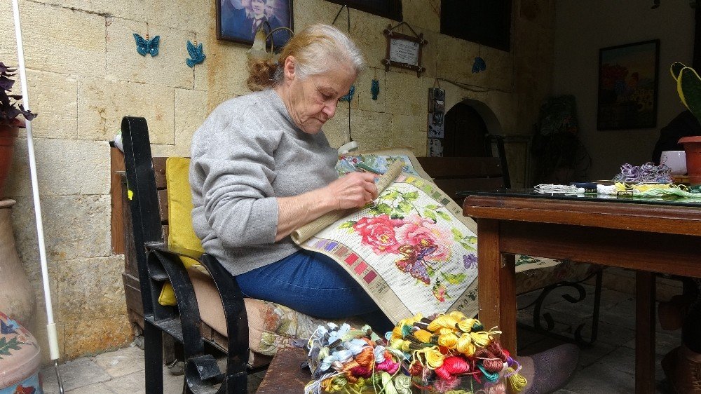 Annesinden Öğrendiği Goblen Sanatıyla Hayata Tutunuyor