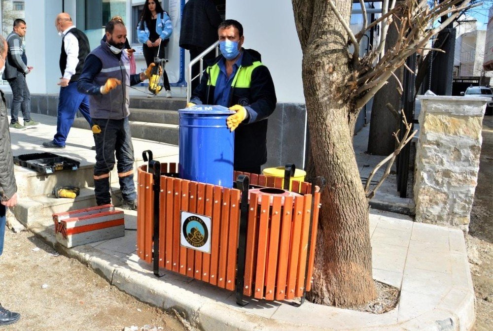 Ergani’de Ana Arterlere 3’lü Çöp Kutuları Yerleştirildi