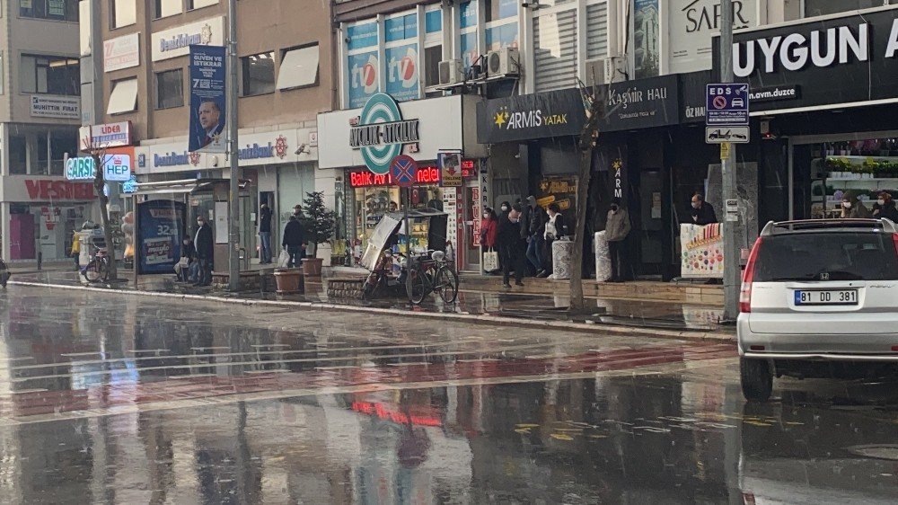 Düzce’de Aniden Bastıran Sağanak Vatandaşları Hazırlıksız Yakaladı