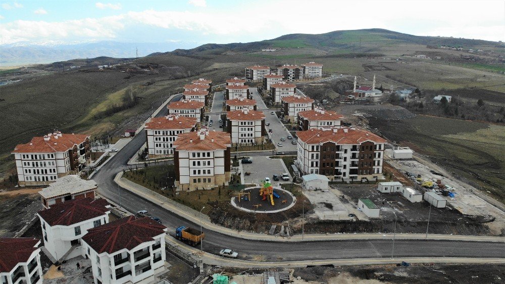 Kerpiç Evlerde Oturan Depremzedeler, Lüksü Aratmayan Konutlara Geçti