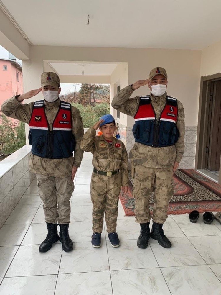 Jandarma’dan Down Sendromlu Çocuğa Üniformalı Sürpriz