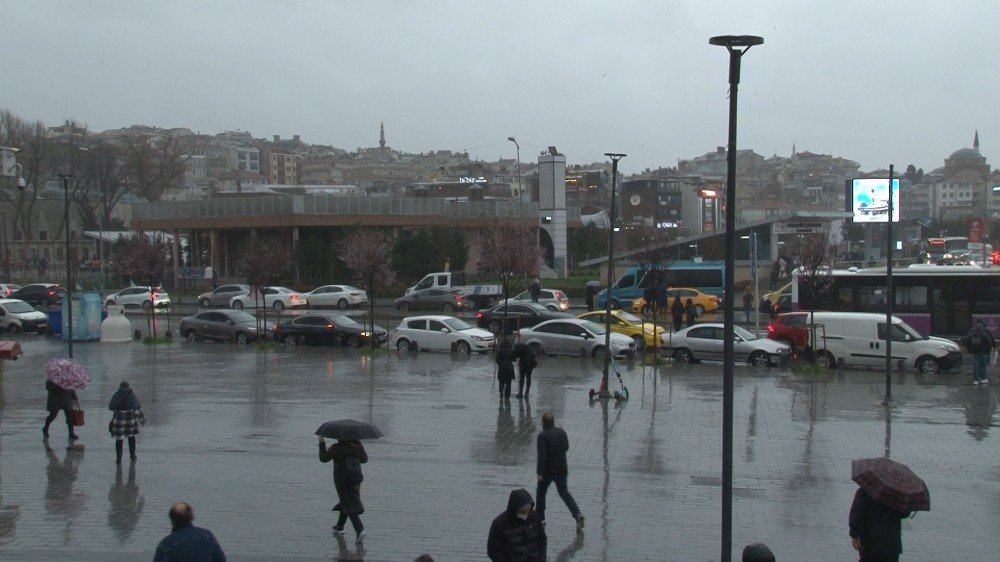 İ̇stanbul’da Gök Gürültülü Sağanak Yağış Başladı