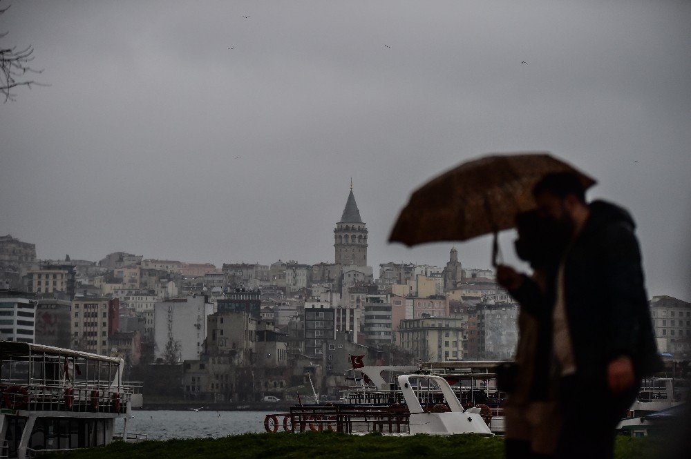 İ̇stanbul’da Aniden Bastıran Sağanak Yağış Ve Dolu Zor Anlar Yaşattı
