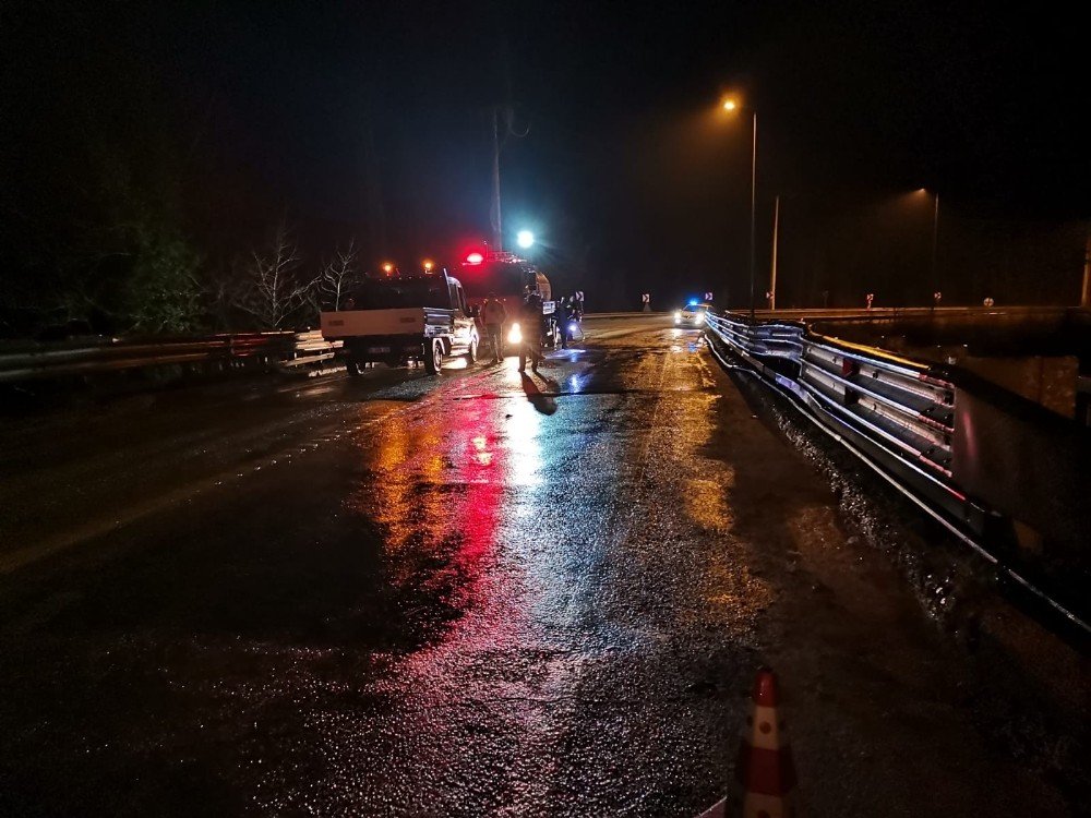 Hafif Ticari Araç Otomobil İle Çarpıştı : 1’i Ağır 5 Yaralı
