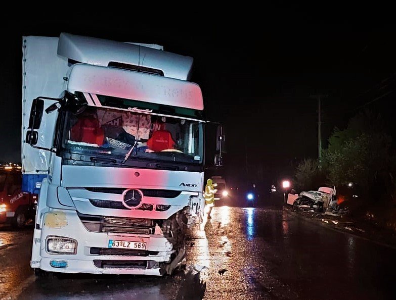 Tır İle Otomobil Kafa Kafaya Çarpıştı: 1 Ölü