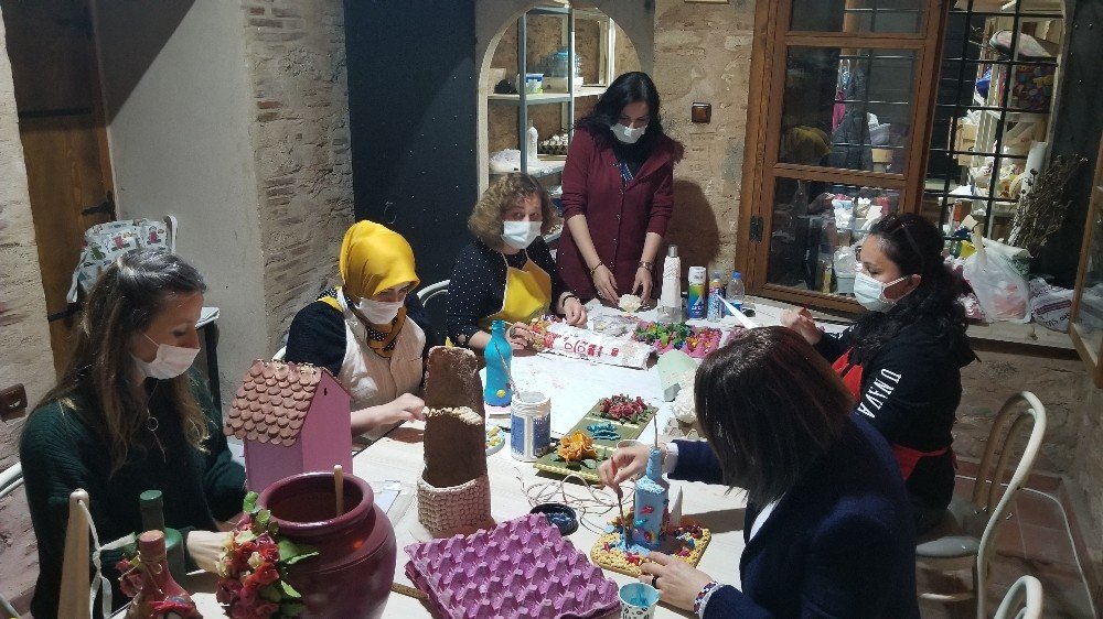 Atık Malzemeleri Sanat Eserlerine Dönüştürüyorlar