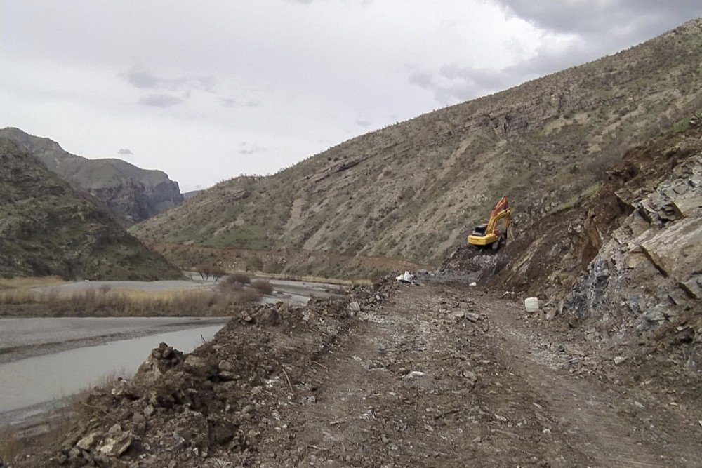 Şenoba’da Yol Yapım Çalışmaları Devam Ediyor