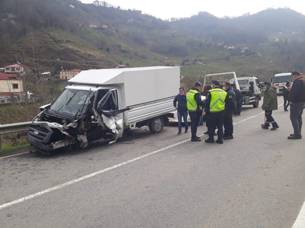 Kızının Cenaze Namazına Giderken Kaza Yaptı: 4 Yaralı