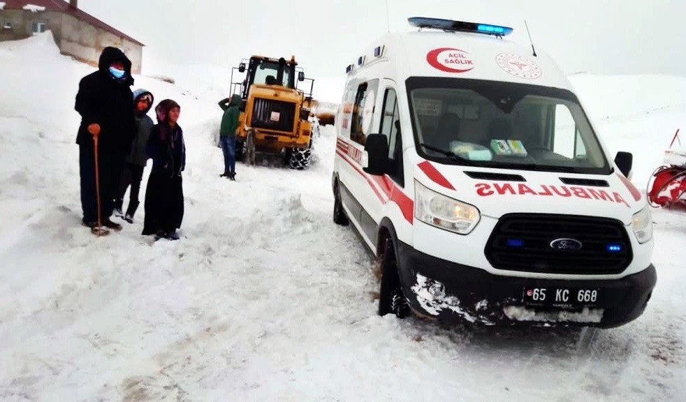 Van’da Hasta Kurtarma Ve Karla Mücadele Çalışması