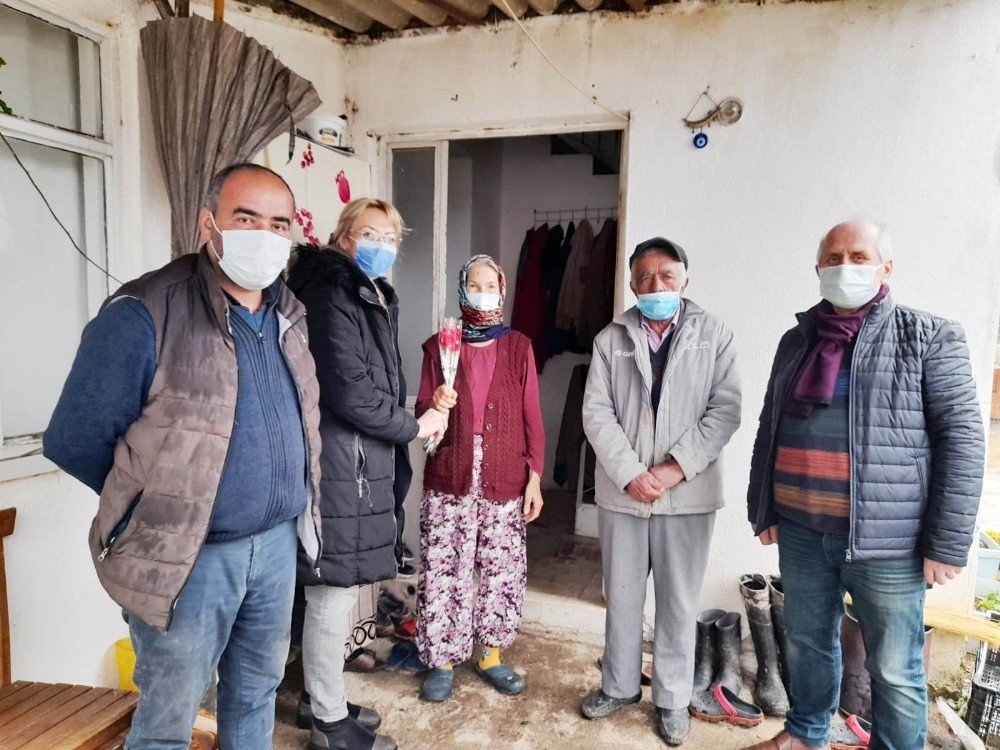 Burhaniye’de Ak Parti’den Yaşlılara Ziyaret