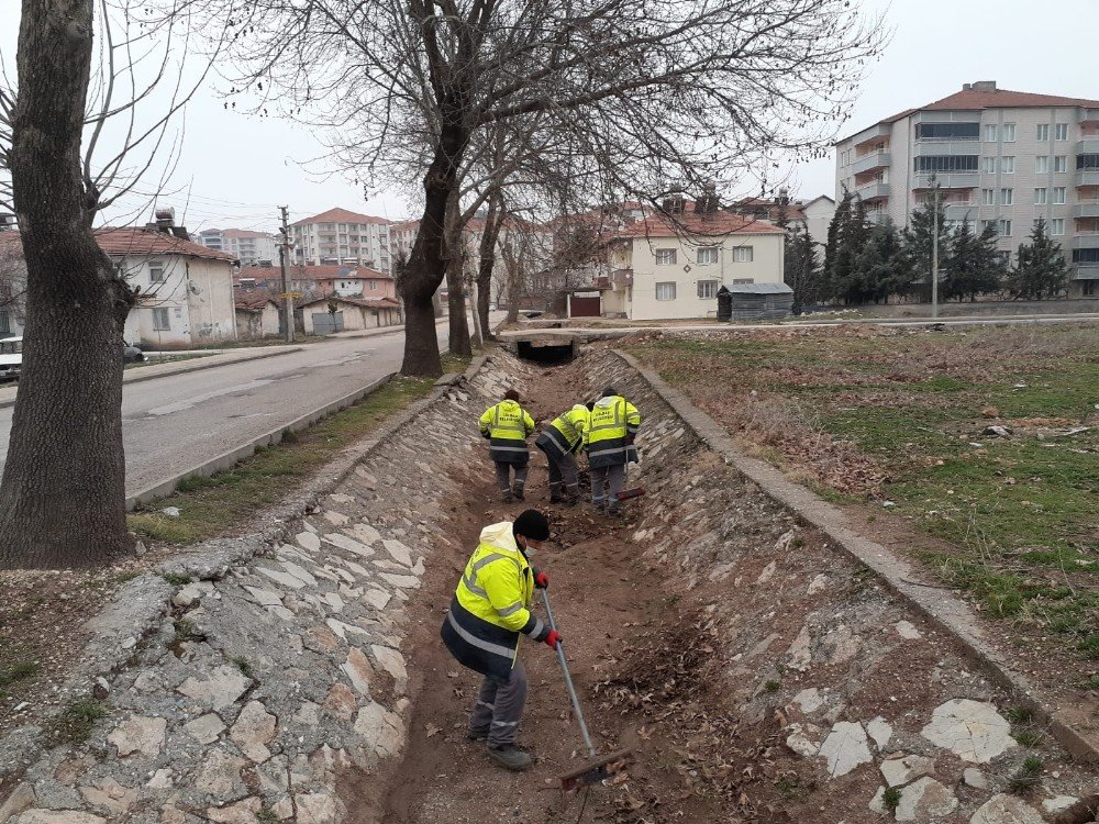 Mimar Sinan Mahallesinde Kanal Temizliği