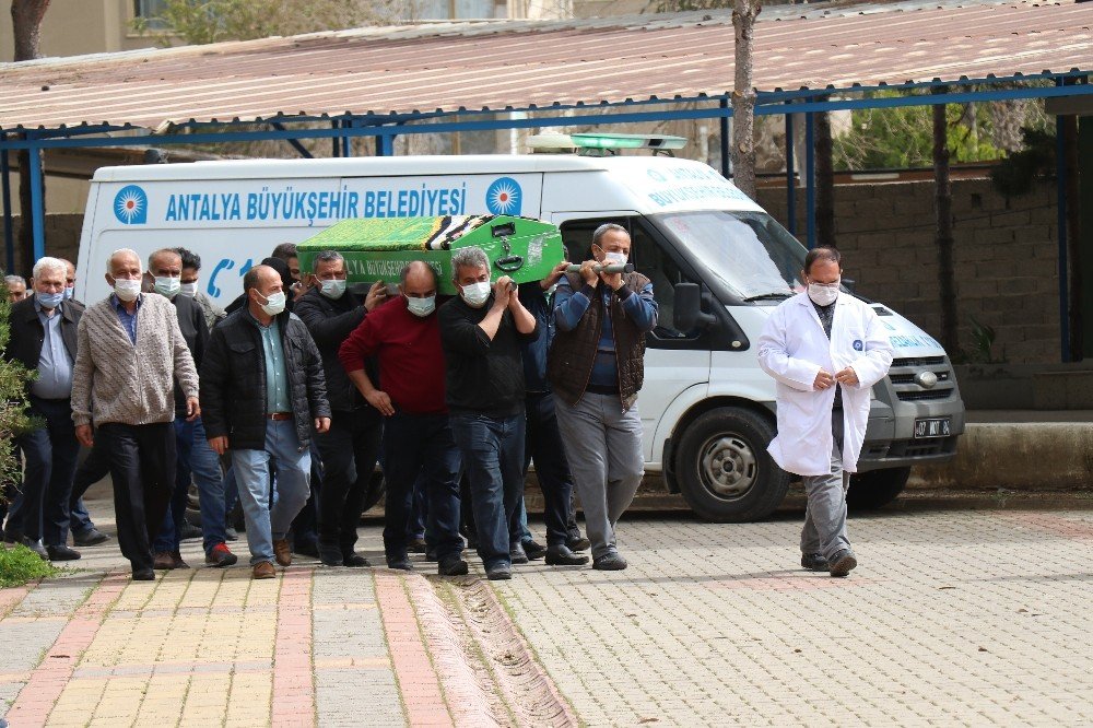 Kocası Tarafından Öldürülen Kadın Gözyaşları Arasında Toprağa Verildi