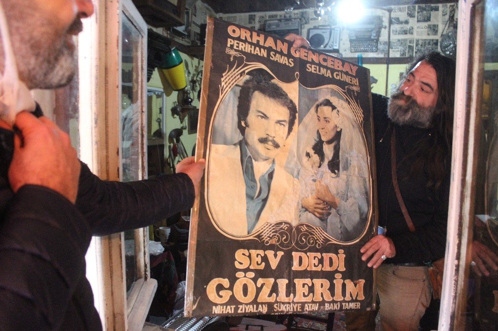 Dükkânı Yıkıldı, Antikalarını Göz Yaşlarıyla Sattı