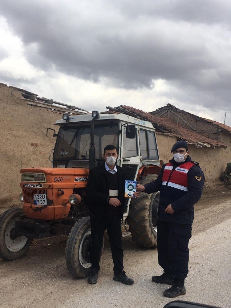 Aslanapa’da Jandarma Traktör Sürücülerini Bilgilendirdi