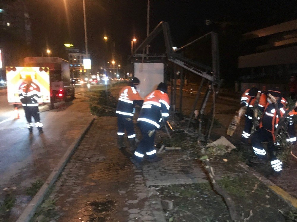Bakırköy’de Otomobil Otobüs Durağına Daldı: 1 Yaralı