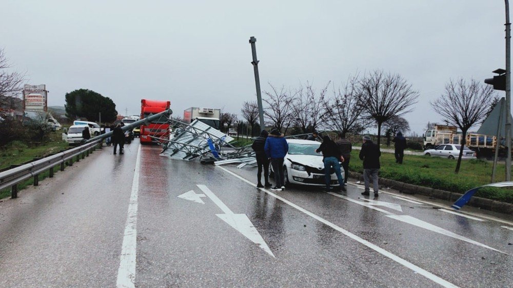 Tır Tabelaları Uçurdu, Bursa-yalova Yolunda Trafik Durdu