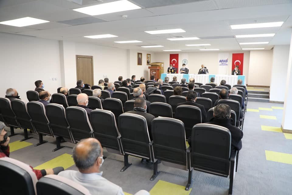 Covid-19 Vaka Artışının En Çok Yaşandığı 5 İlden Bir Olan Erzincan’da Muhtarlar, Din Ve Eğitim Görevlileriyle Toplantı Yapıldı