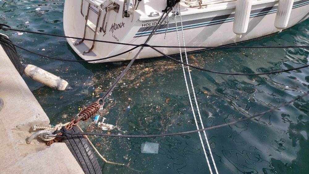 Datça’da Deniz Yüzeyindeki Kirlilik Göze Çarpıyor