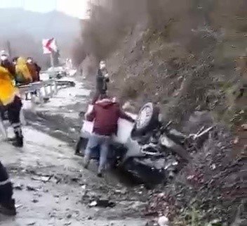 Şarampole Uçan Otomobil Takla Attı: 2 Yaralı