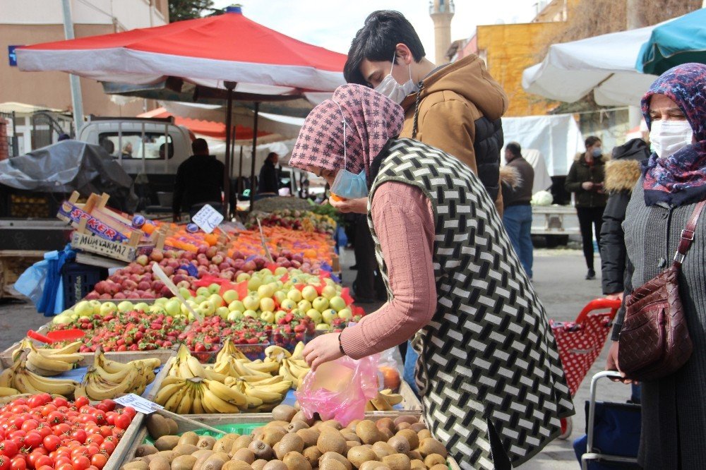 İ̇lkbahar Meyveleri Tezgahlarda Yerini Aldı